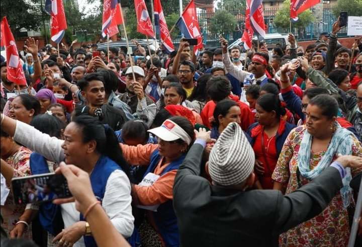 काठमाडौं महाानगरपालिका भित्रका फुटपाथ व्यवसायीहरुकाे महानगरविरुद्ध प्रदर्शन