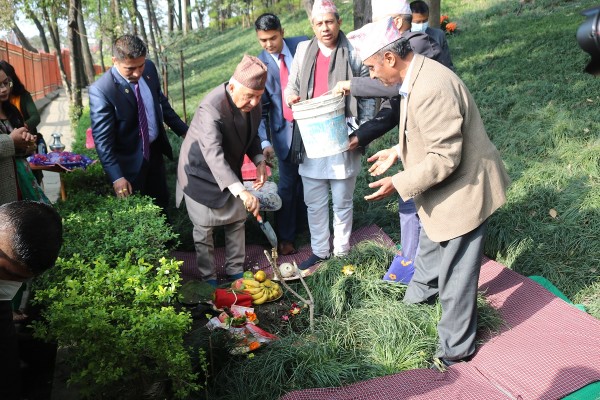 राष्ट्रपति पौडेलद्वारा वनकालीमा वृक्षरोपण