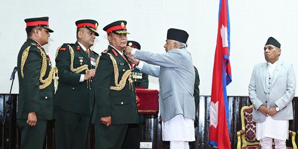 नवनियुक्त प्रधानसेनापति महारथी अशोकराज सिग्देललाई लगाए दर्ज्यानी चिह्न