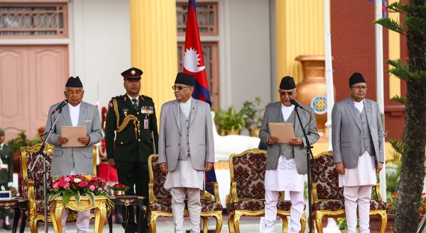 नवनियुक्त प्रधानमन्त्री केपी शर्मा ओलीसहित मन्त्रीहरूले लिए शपथ 