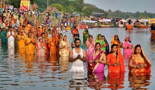 छठ पर्वको मुख्य दिन आज आइतबार सूर्यको आराधना, उपासना र पूजा गरी उल्लासपूर्वक मनाइँदै