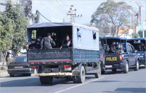 आफ्नै घरमा प्रहरीले गर्‍यो दुर्गा प्रसाईलाई ‘नजरबन्द’, तीनकुनेबाट प्रसाईका २६ जना समर्थक पक्राउ