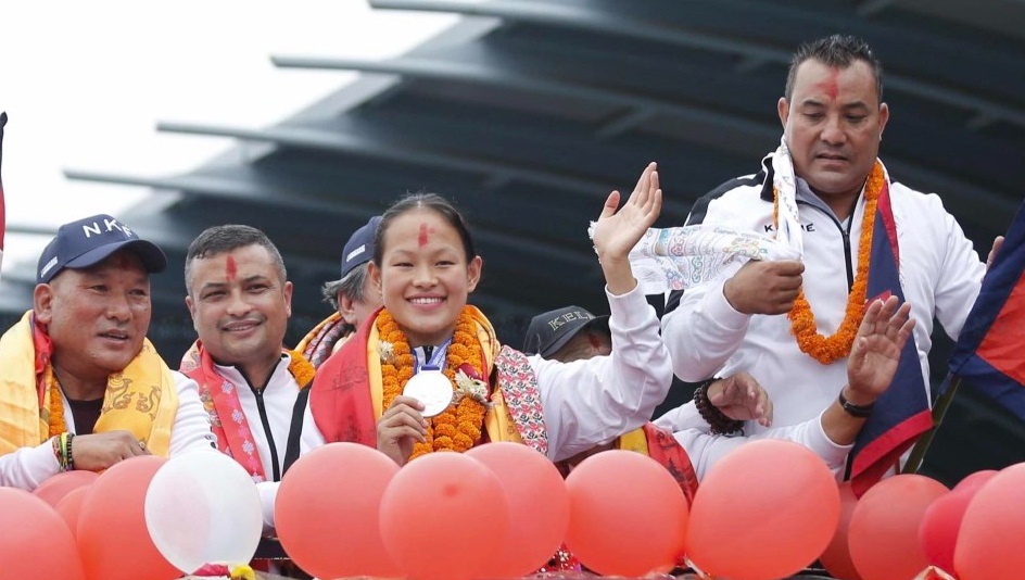 एक वर्षमा छैटौं अन्तर्राष्ट्रिय पदक जितेकी एरिकाको  विमानस्थलमा भव्य स्वागत