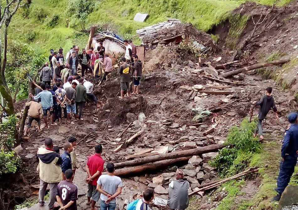 पहिरोले घर पुरिँदा बैतडीमा आमाछोराको मृत्यु